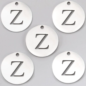 Makroansicht von fünf runden Edelstahl-Anhängern mit hohlem Buchstaben Z für DIY-Schmuck