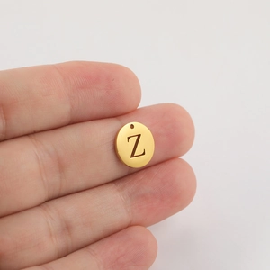 Nahaufnahme eines 12mm vergoldeten Edelstahl-Anhängers mit hohl ausgearbeitetem Buchstaben Z