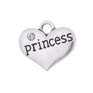 Détail d'un pendentif cœur argenté avec gravure Princess et strass étincelant