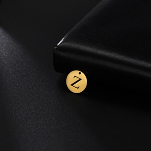 Detail eines 12mm goldenen Edelstahl-Rundanhängers mit eingraviertem Z für Schmuckherstellung
