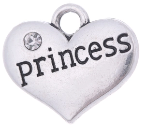 Détail macro du pendentif cœur argenté avec gravure Princess et strass brillant