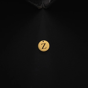 Detailansicht eines 12mm runden goldenen Edelstahl-Anhängers mit Z-Gravur