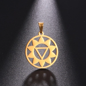 Pendentif de yoga en acier inoxydable plaqué or 18 carats avec mandala solaire