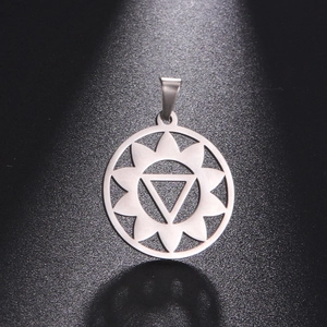 Pendentif de yoga chakra de la gorge en acier argenté avec motif lotus et triangle