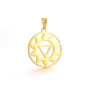 Détail macro du pendentif de yoga mandala creux plaqué or 18 carats avec triangle