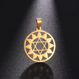 Détail macro d'un pendentif en acier inoxydable doré avec motif d'hexagramme évidé