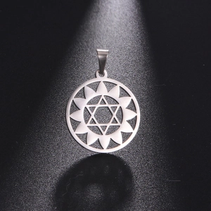 Vue détaillée du pendentif mandala en acier inoxydable argenté avec symbole d'étoile hexagramme