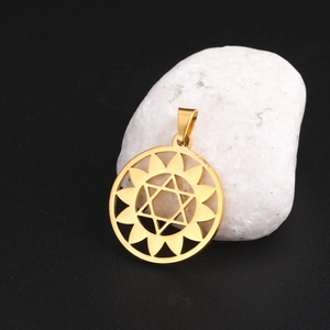 Pendentif hexagramme en acier titane doré avec découpe soleil sur galet blanc