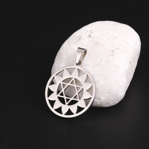 Pendentif en acier inoxydable avec soleil et hexagramme ajouré sur pierre blanche