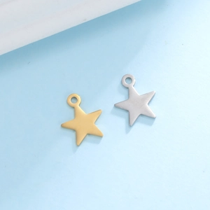 Gepolijste gouden en zilveren sterhangers voor DIY-sieraden in een minimalistisch design