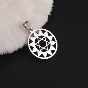 Vue détaillée du pendentif en acier inoxydable avec étoile hexagramme et tournesol