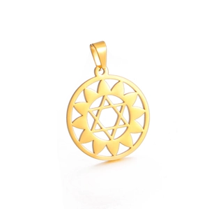 Vue détaillée d'un pendentif ajouré en acier doré avec motifs tournesol et hexagramme