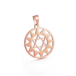 Vue détaillée du pendentif étoile évidé en or rose avec une finition polie brillante