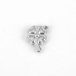 Makroansicht des silbernen Kleeblatt-Anhängers mit Hohlraum-Design für DIY-Schmuck