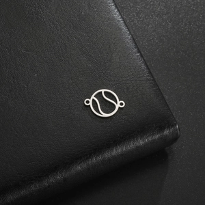 Pendentif de tennis DIY en acier inoxydable avec deux trous sur fond en cuir noir