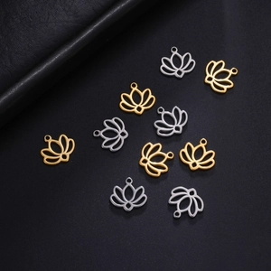 Makroaufnahme von Lotus-Anhängern in Gold und Silber auf schwarzem Lederhintergrund