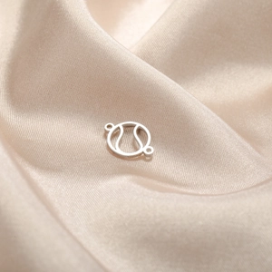 Vue macro du pendentif tennis en acier argenté avec deux anneaux pour bijoux DIY