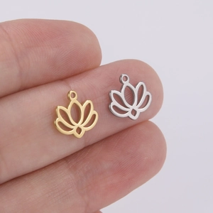 Goldene und silberne hohle Lotus-Anhänger aus Edelstahl mit Finger als Größenreferenz gezeigt