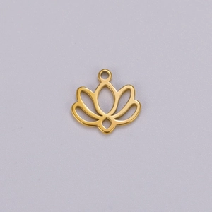 Detailansicht eines goldenen hohlen Lotus-Anhängers aus poliertem Edelstahlgehäuse