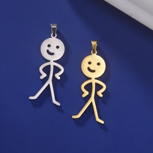 Detail van gepolijste goud en zilveren poppetjes hangers met grappig middelvinger gebaar