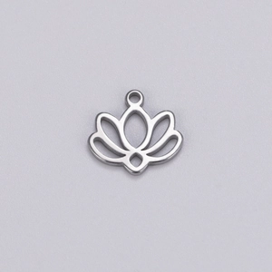 Detailansicht silberner hohler Lotus-Anhänger aus Edelstahl für die Schmuckherstellung