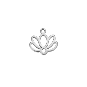 Detailaufnahme eines silbernen Lotus-Anhängers aus Edelstahl in hohler Ausführung