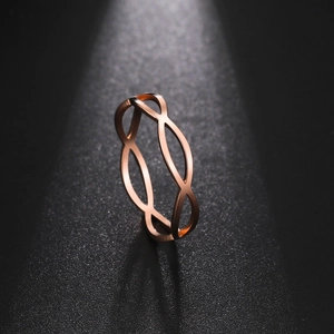 Detail van roségouden infinity-ring met minimalistisch opengewerkt geometrisch design
