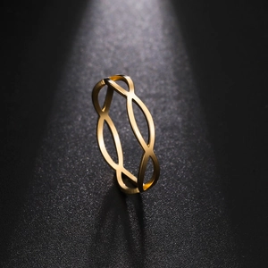 Minimalistische gouden titanium stalen ring met hol oneindigheidssymbool op zwarte bodem