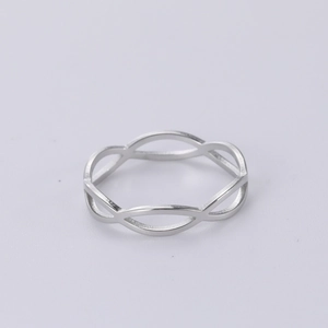Macro-opname van zilveren ring met oneindigheidssymbool en geborstelde afwerking