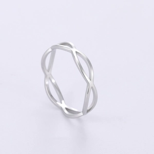 Detail van zilveren titaniumstalen ring met een doorlopend golvend oneindigheidspatroon