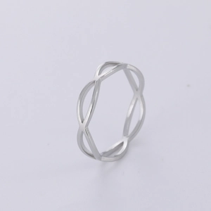 Detailopname van een minimalistische zilveren infinity ring met gepolijst metaaloppervlak