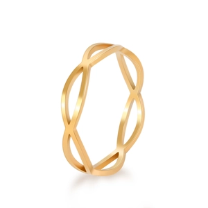 Detail van gouden titanium ring met hol golfpatroon en oneindig symbool-ontwerp