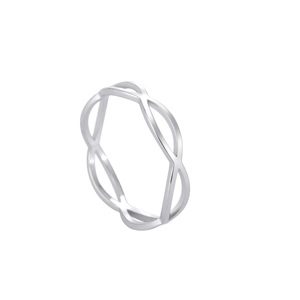 Macro detail van gepolijste roestvrijstalen ring met hol oneindig geometrisch golfpatroon