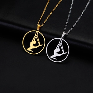 Colliers silhouette de yoga en acier poli doré et argenté sur cuir noir élégant