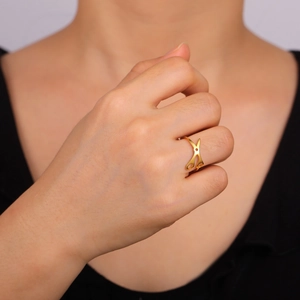 Anillo creativo con diseño de tijera en acero inoxidable de oro de 18 quilates