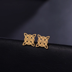 Detail-Makroaufnahme goldener keltischer Knoten-Ohrringe mit hohlen geometrischen Mustern