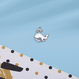 Détail macro du pendentif baleine en acier inoxydable poli avec finition argentée miroir