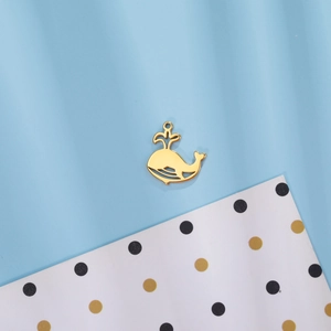 Vue détaillée d'un pendentif baleine doré pour la création de bijoux DIY et accessoires