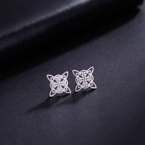 Dettaglio macro di orecchini a lobo quadrati in argento con motivo nodo celtico