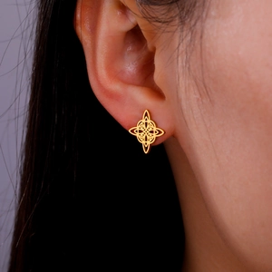 Ohrstecker aus 18K vergoldetem Edelstahl mit keltischem Knoten am Modell