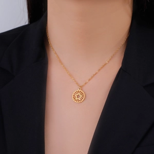 Gouden ketting met stralende ster hanger van roestvrij staal op model