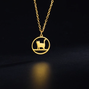 Collana chic in acciaio dorato con un ciondolo minimalista con silhouette di gatto