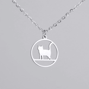 Dettaglio di un ciondolo a forma di gatto minimalista con cornice circolare su catena a O