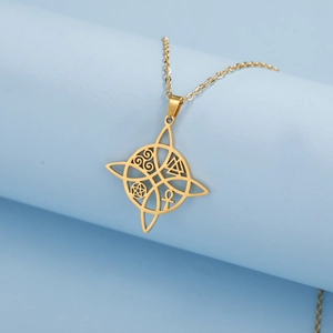 Makroaufnahme der goldenen Hexenknoten-Halskette mit mystischen Symbolgravuren aus Edelstahl
