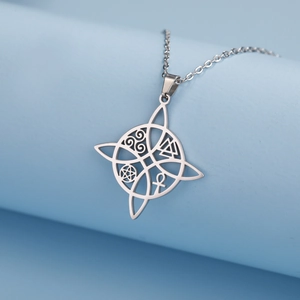 Detailansicht der silbernen Edelstahl-Halskette mit keltischem Knoten und mystischen Symbolen