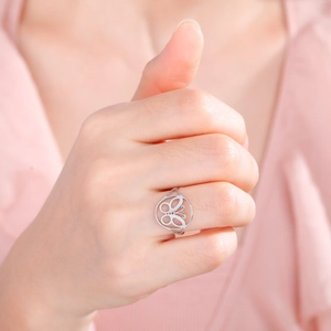 Makroaufnahme des minimalistischen Schmetterling-Rings aus poliertem Edelstahl für Damen