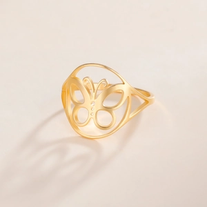 Detailansicht des 18K Gold Schmetterling Rings mit Hohldesign und weichem Schattenwurf