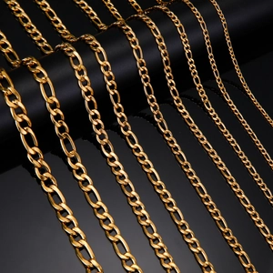 Collares Figaro chapados en oro de 18K en varios anchos en un soporte de exhibición
