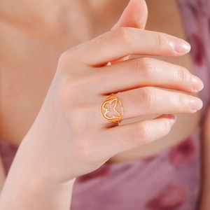 Anillo dorado minimalista con mariposa calada en acero inoxidable para mujer elegante