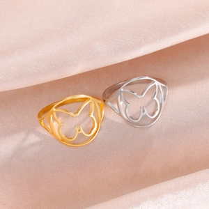 Anillos minimalistas de mariposa en acero inoxidable oro y plata sobre seda